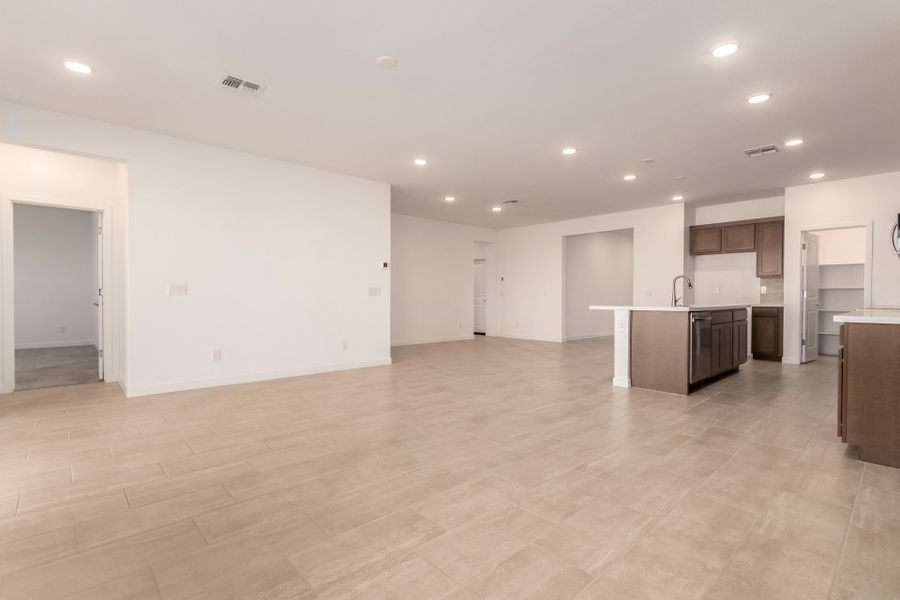 Spacious, unfurnished interior of a new home in Wildera, San Tan Valley (Image 9).