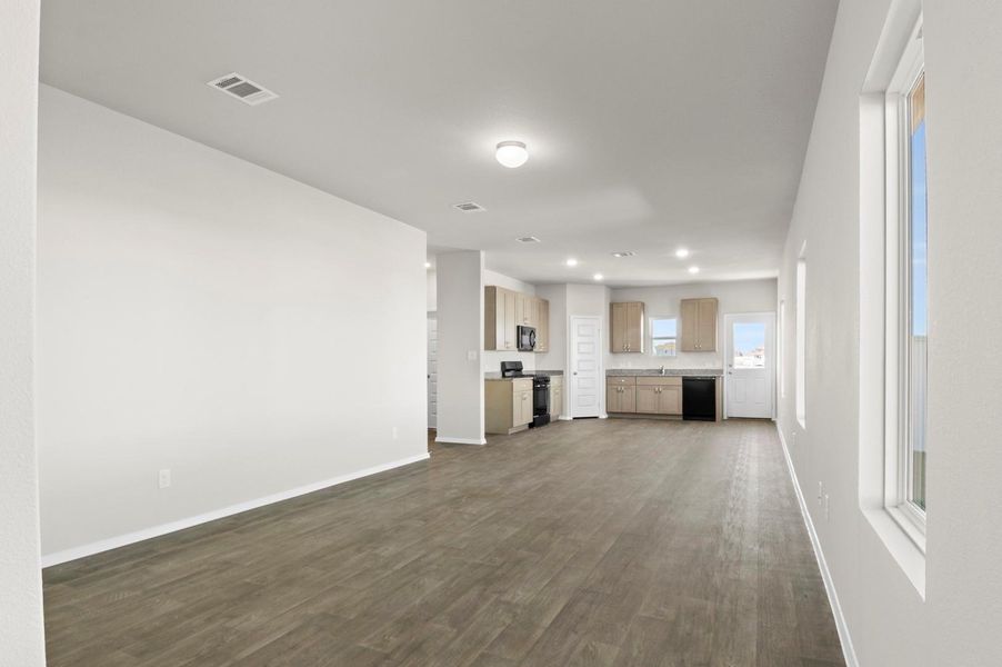 Spacious, unfurnished interior of a new home in Harvest Ridge, Elgin (Image 20).