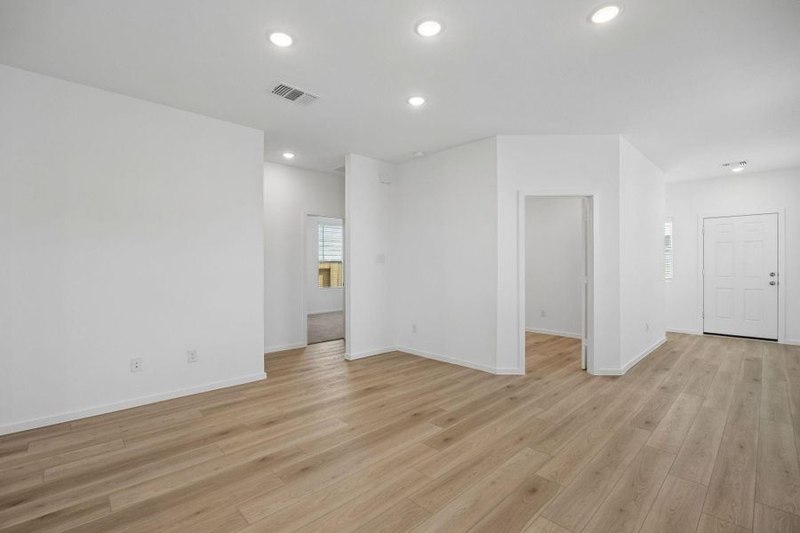 Spacious, unfurnished interior of a new home in Stokesbury, Waller (Image 15).