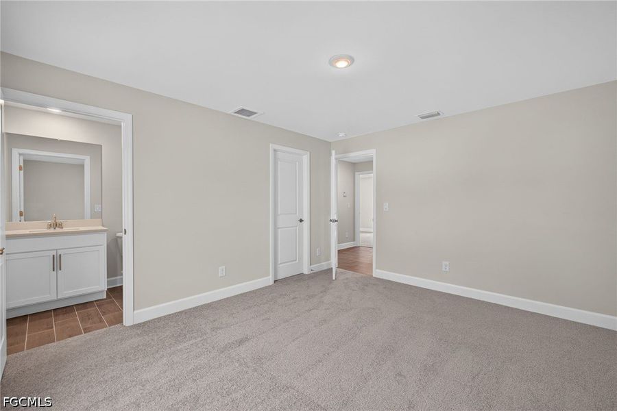 Spacious, unfurnished interior of a new home in Cape Coral, Cape Coral (Image 21).