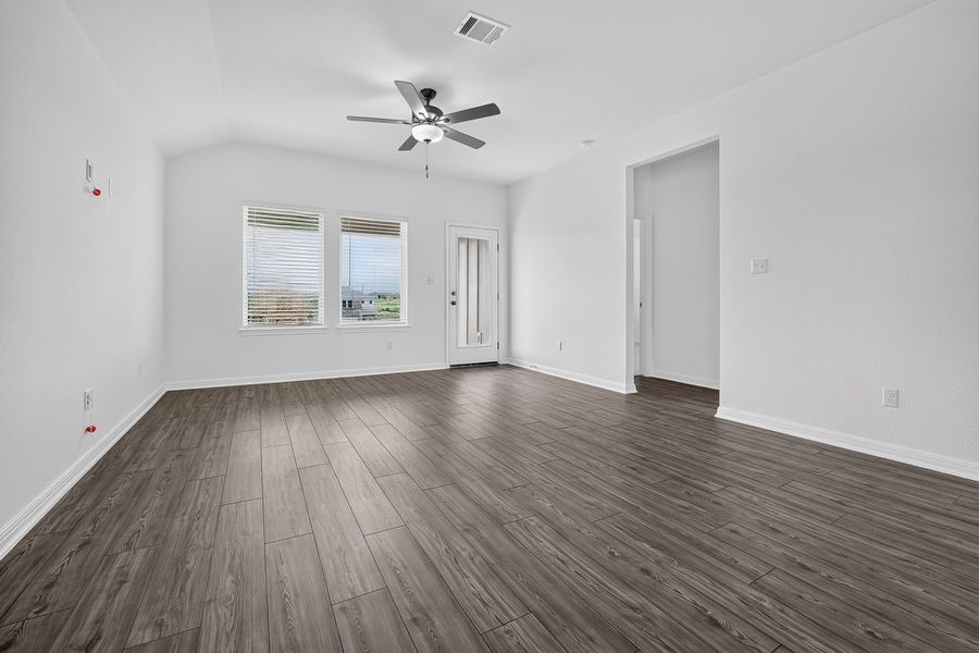 Spacious, unfurnished interior of a new home in Sunfield, Buda (Image 11).