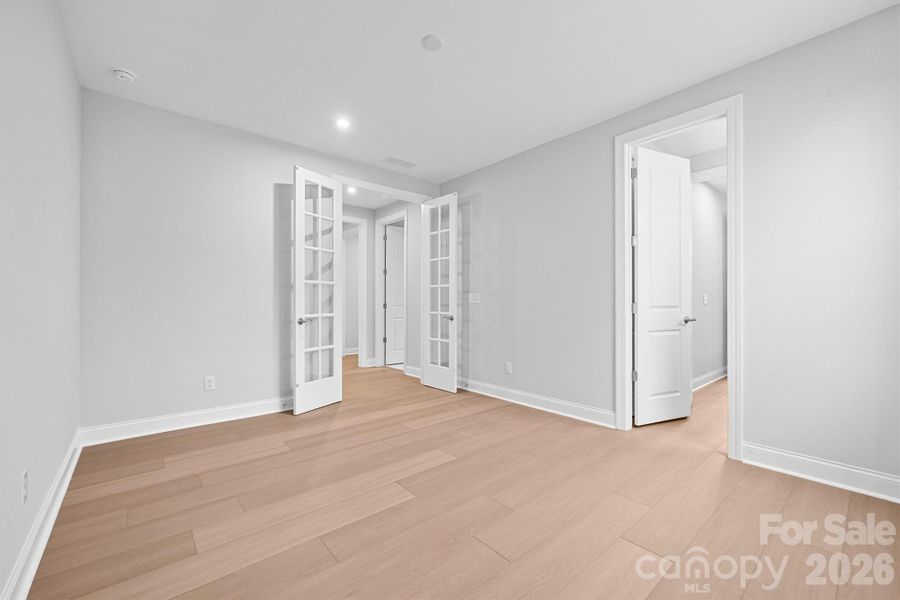 Spacious, unfurnished interior of a new home in Handsmill on Lake Wylie, York (Image 23).