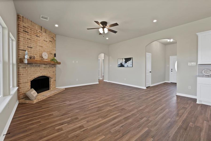 Spacious, unfurnished interior of a new home in , Mabank (Image 17).