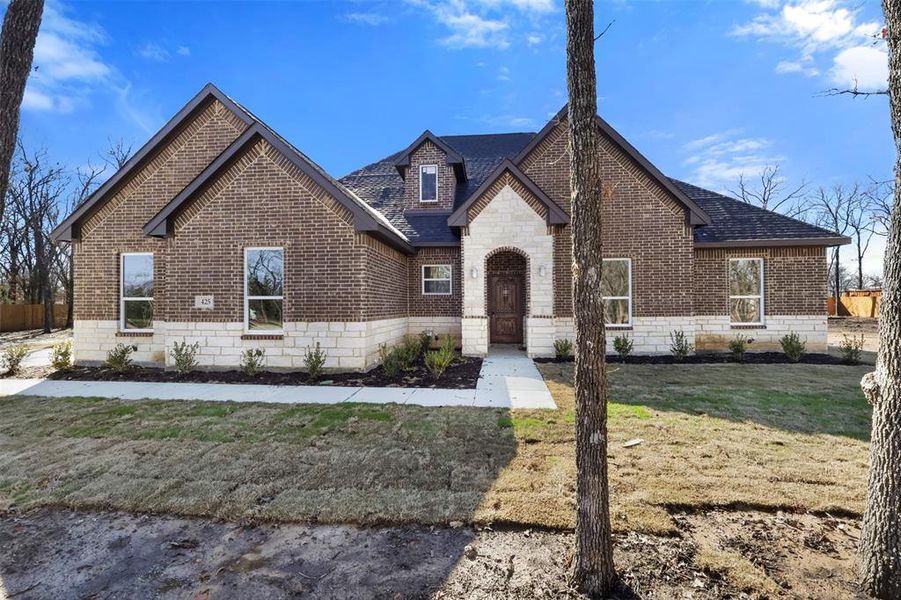 View of front of property featuring a front yard