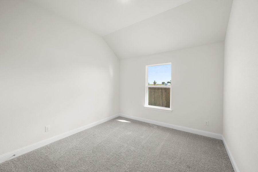 Spacious, unfurnished interior of a new home in Myrtle Creek, Waxahachie (Image 29).