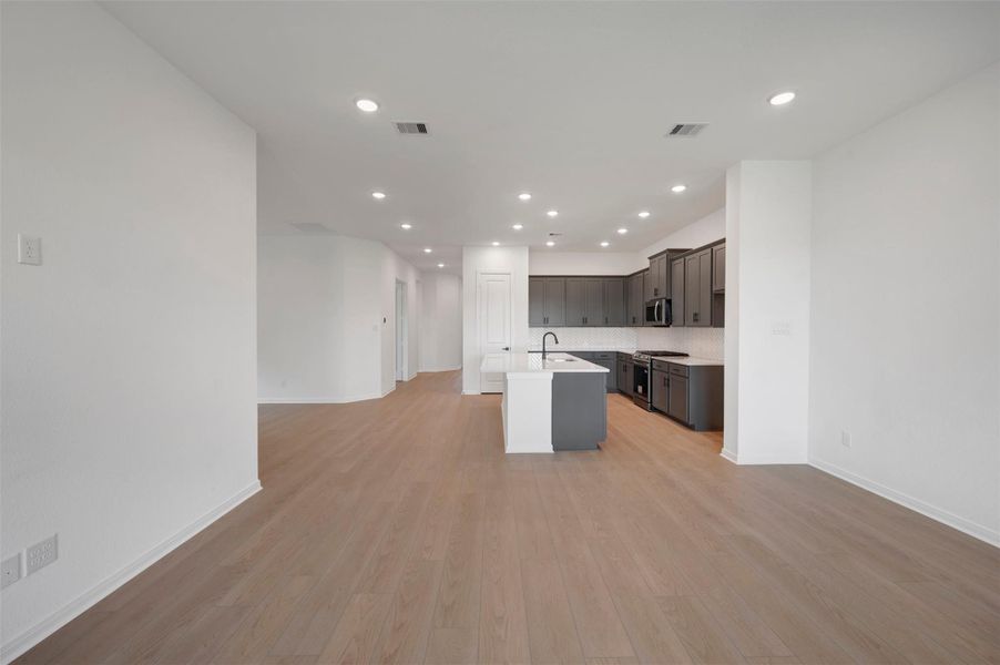 Spacious, unfurnished interior of a new home in Jordan Ranch - Terrace Collection, Fulshear (Image 18).