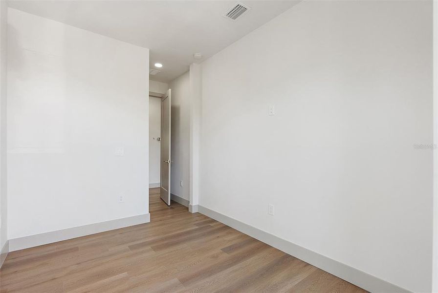 Spacious, unfurnished interior of a new home in , Tampa (Image 24).