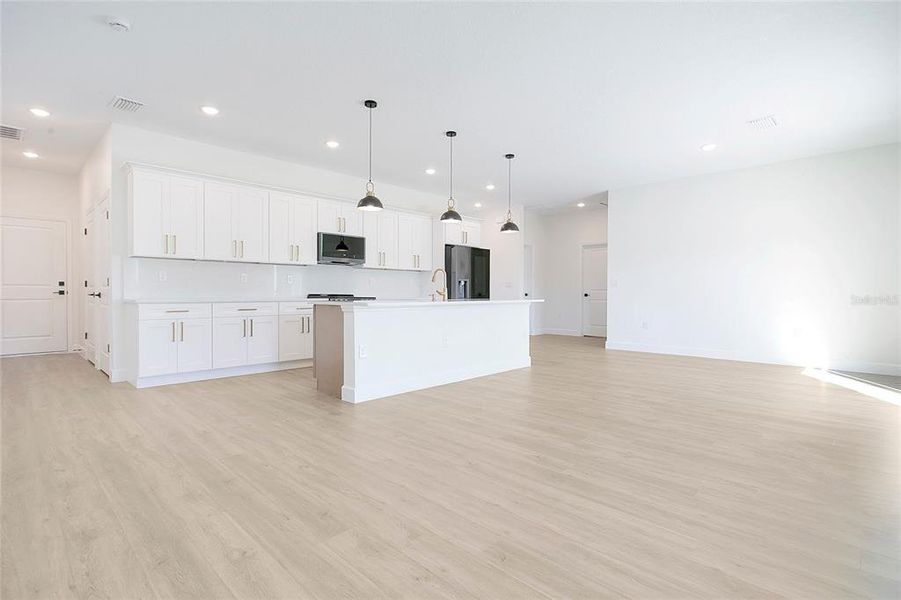 Spacious, unfurnished interior of a new home in , Ocala (Image 20).