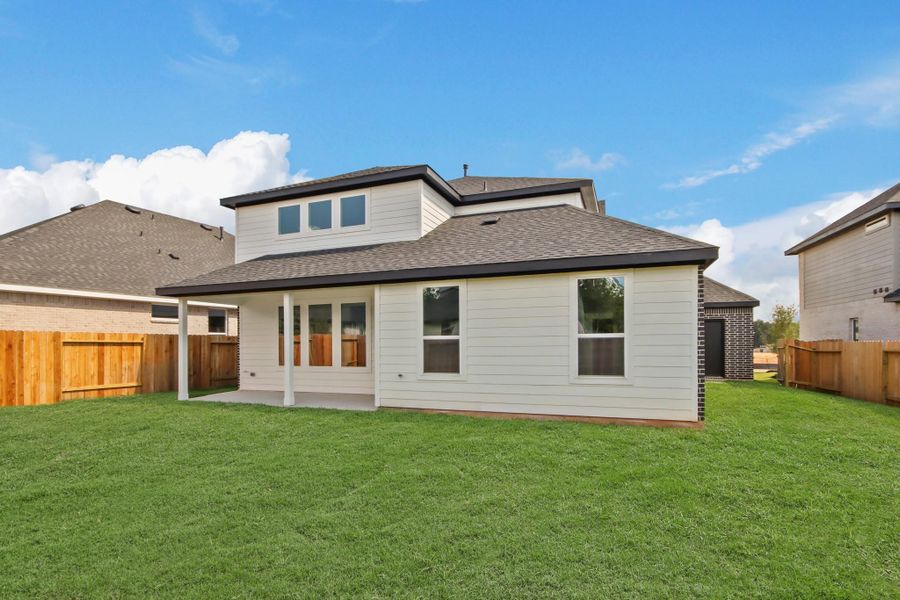 Exterior details and patio area of a home in Silverthorne, Conroe (Image 3).