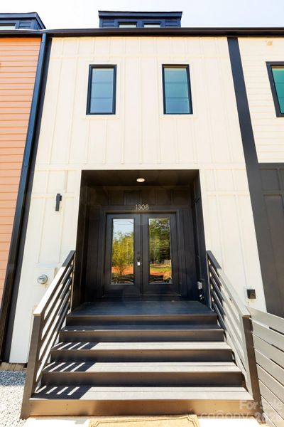 Exterior details and patio area of a home in , Charlotte (Image 4).