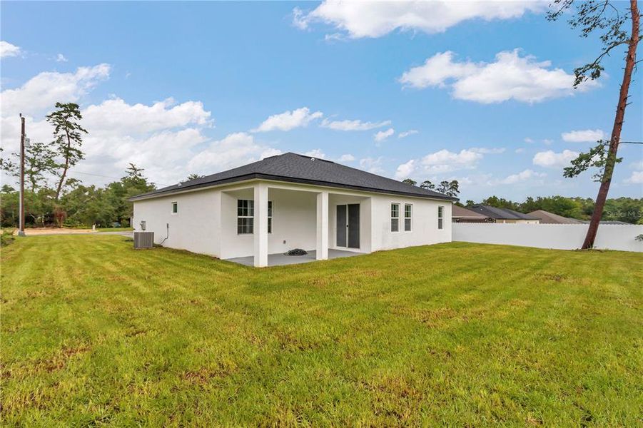 Exterior details and patio area of a home in , Ocala (Image 3).