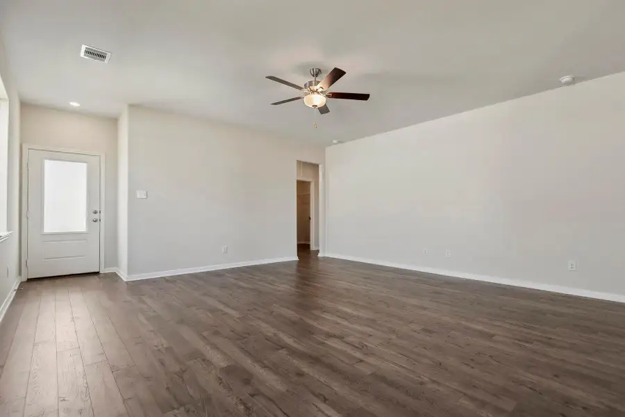 Spacious, unfurnished interior of a new home in Sweetwater Ridge, Conroe (Image 16).
