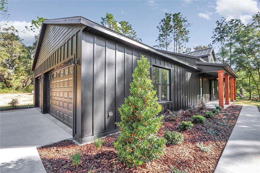 Exterior details and patio area of a home in , Ocala (Image 17).