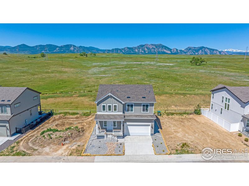 Front entrance with panoramic views to the West flatiron mountain range