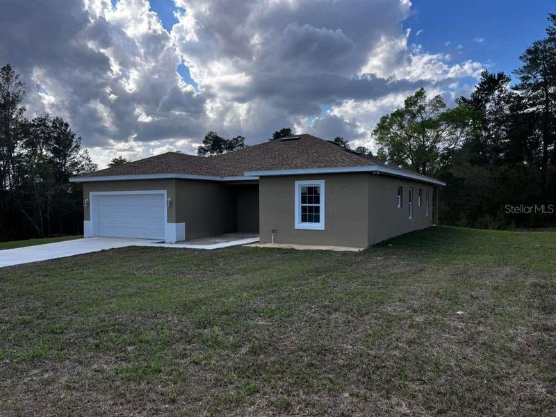 Exterior details and patio area of a home in , Ocala (Image 1). Exterior details and patio area of a home in , Ocala (Image 1).