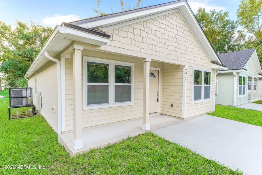 Exterior details and patio area of a home in , Jacksonville (Image 15).