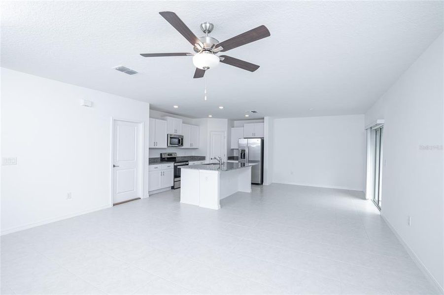 Spacious, unfurnished interior of a new home in Saddle Creek Preserve: The Manors II, Lakeland (Image 41).
