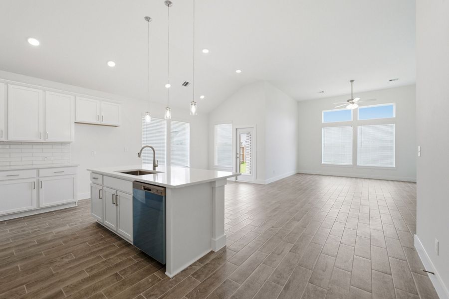 Spacious, unfurnished interior of a new home in Ashland, Angleton (Image 25).