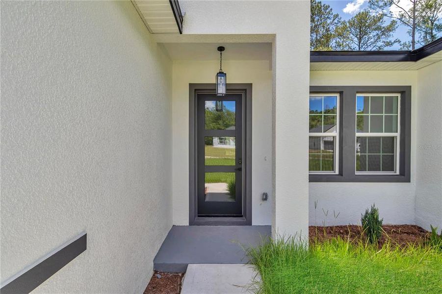 Exterior details and patio area of a home in , Dunnellon (Image 29).