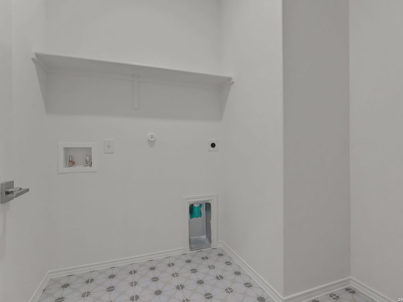 Spacious, unfurnished interior of a new home in Hickory Ridge, San Antonio (Image 32).
