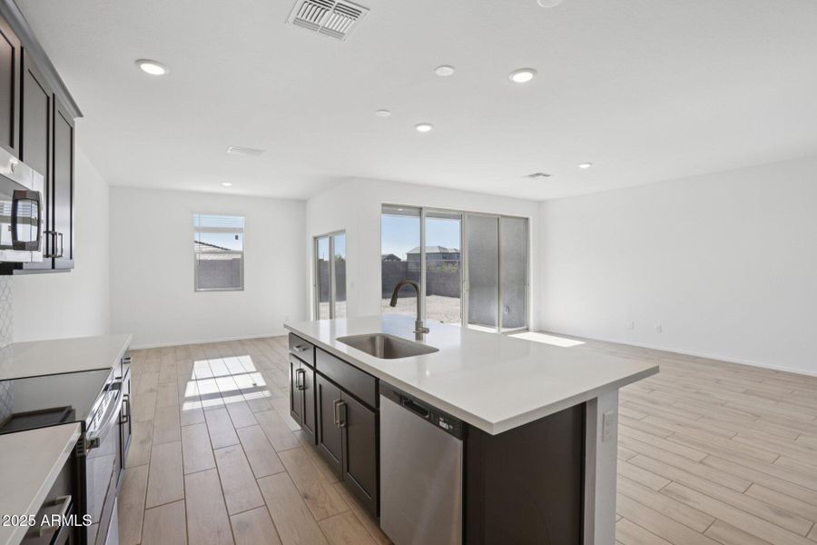 11-web-or-mls-W Bowker St-S1212-011