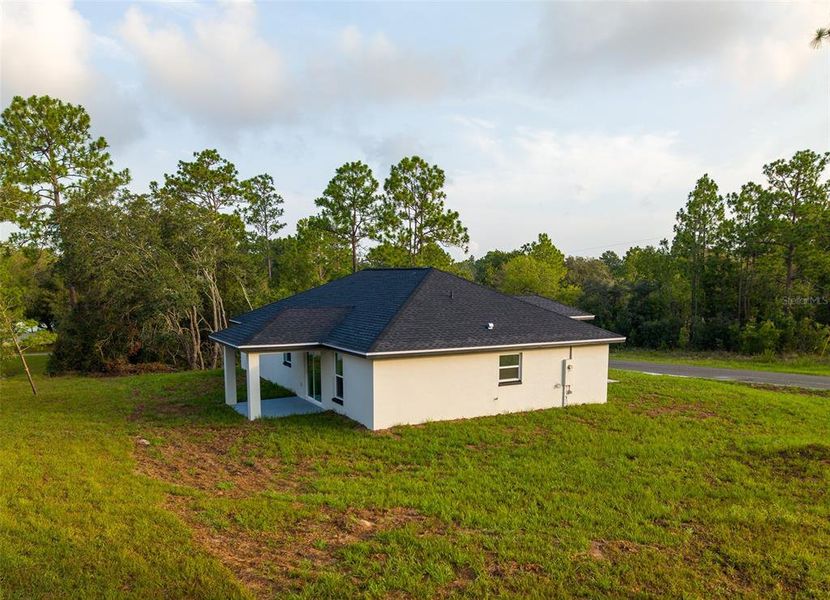 Exterior details and patio area of a home in , Dunnellon (Image 29).