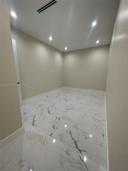 Spacious, unfurnished interior of a new home in , Miami (Image 26).
