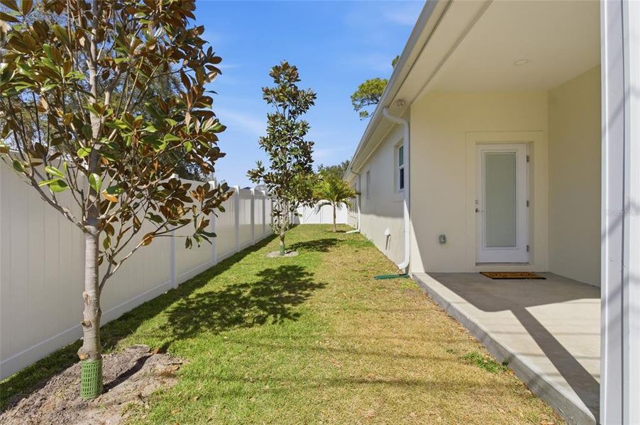 Exterior details and patio area of a home in , St. Petersburg (Image 32).