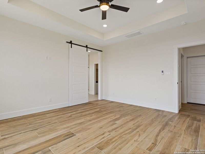 Spacious, unfurnished interior of a new home in , La Vernia (Image 30).
