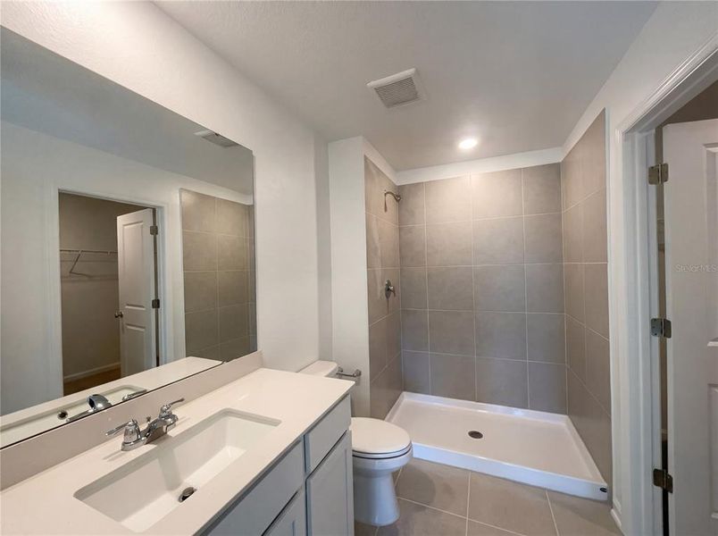 Furnished interior view inside a new home in Peace Creek Reserve, Winter Haven (Image 11).