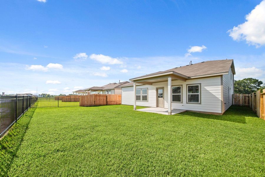 Exterior details and patio area of a home in Russell Ranch, Bay City (Image 4).
