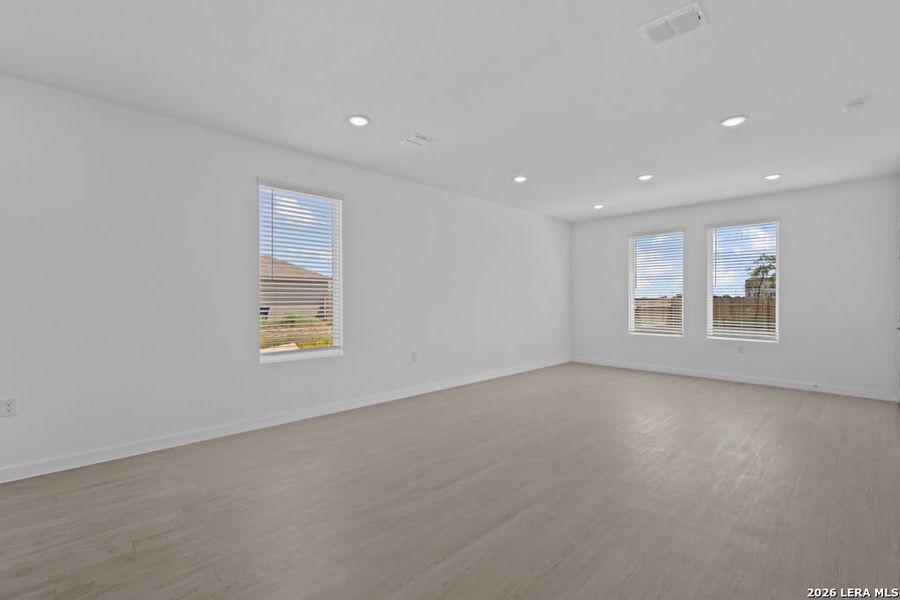 Spacious, unfurnished interior of a new home in Vida, San Antonio (Image 30).