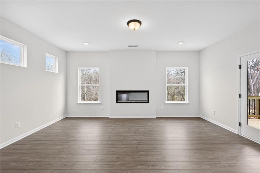 Spacious, unfurnished interior of a new home in Sanders Park, Austell (Image 19).