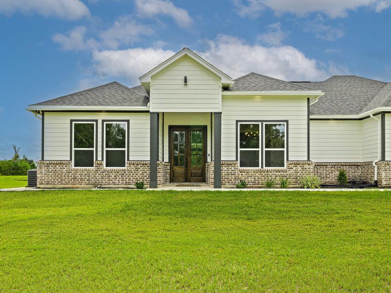Exterior details and patio area of a home in , Angleton (Image 3).