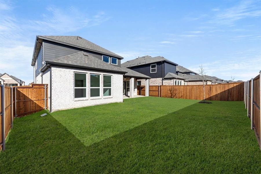 Exterior details and patio area of a home in Edgewood Creek, Celina (Image 26).