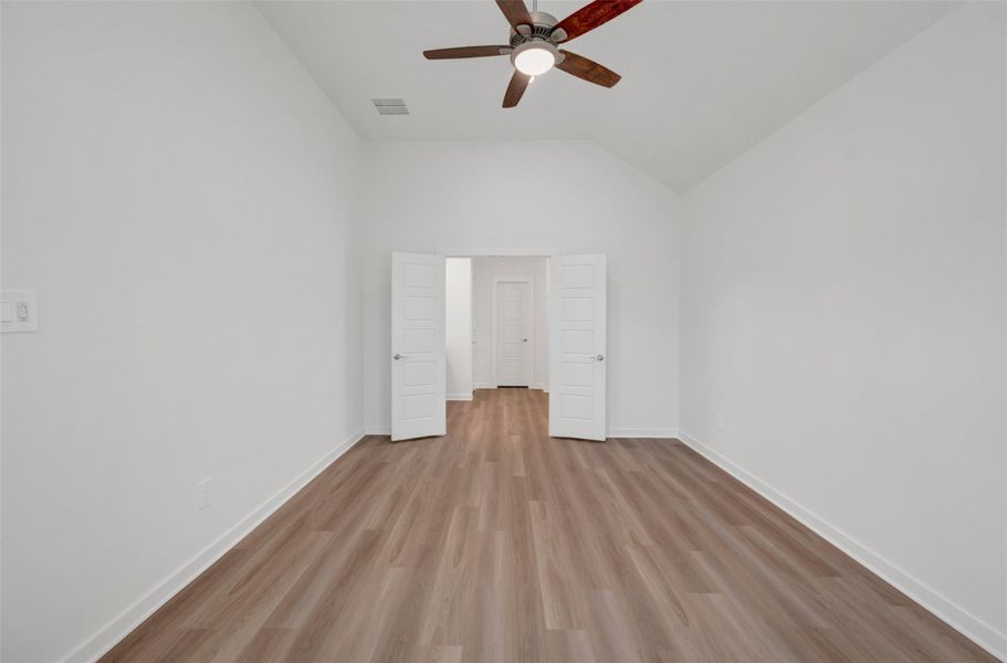 Spacious, unfurnished interior of a new home in Lone Star Landing, Montgomery (Image 30).