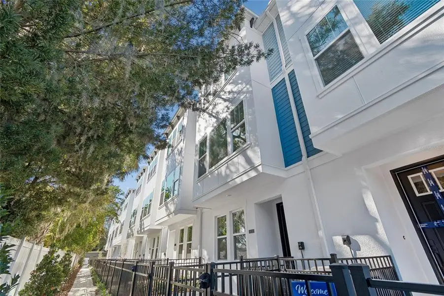 Condo located in Tampa, FL showcasing its design and architecture (Image 3). Condo located in Tampa, FL showcasing its design and architecture (Image 3).