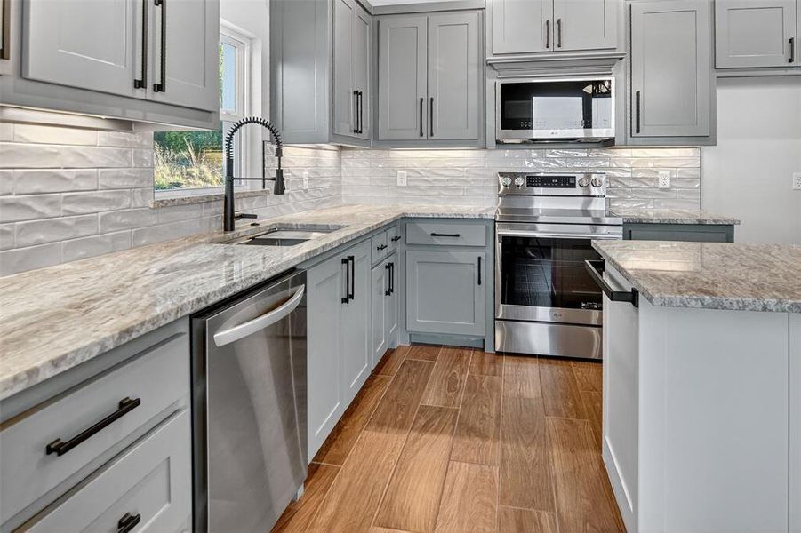 prairie style sink, granite counters, beautiful back splash
