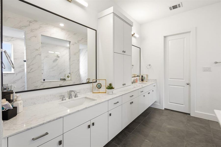 What a perfect primary ensuite bath