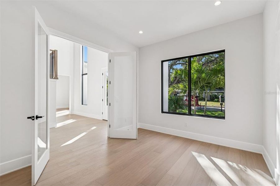 Spacious, unfurnished interior of a new home in , Tampa (Image 60).