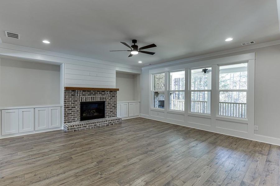 Spacious, unfurnished interior of a new home in , Bishop (Image 24).