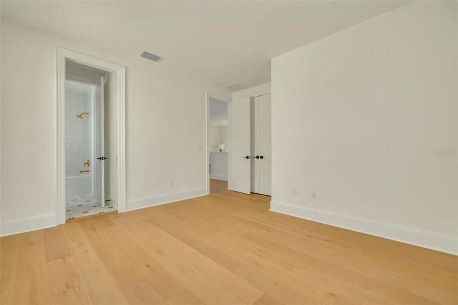 Spacious, unfurnished interior of a new home in , St. Petersburg (Image 25).
