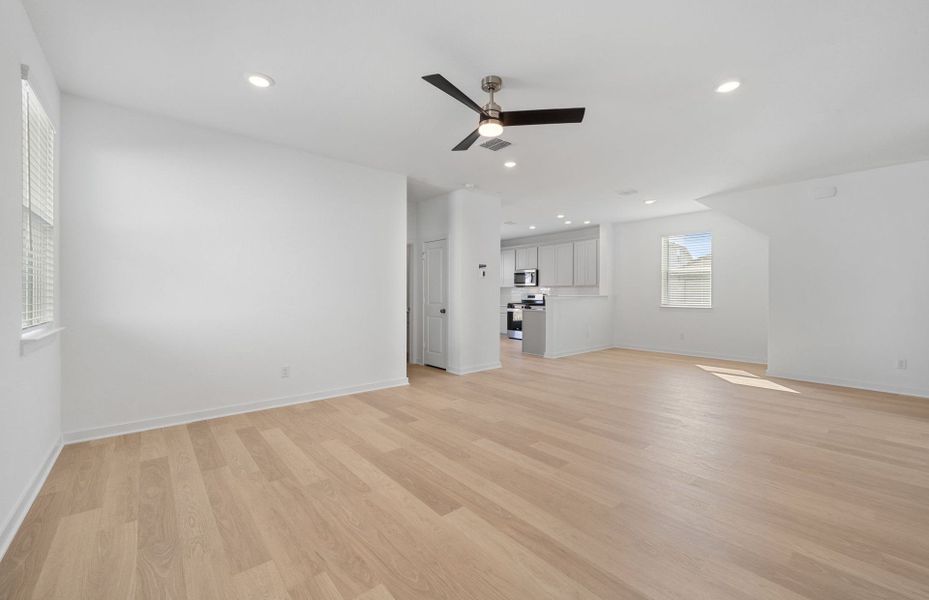 Spacious, unfurnished interior of a new home in Sunfield, Buda (Image 28).