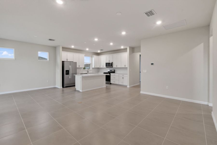 Spacious, unfurnished interior of a new home in Del Webb Tradition, Port St. Lucie (Image 15).