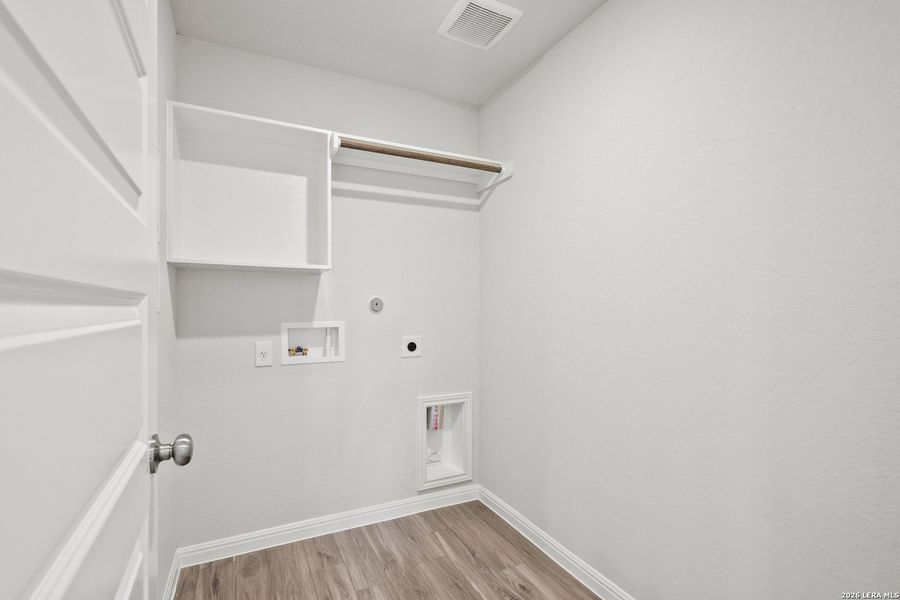 Spacious, unfurnished interior of a new home in Hunters Ranch, San Antonio (Image 25).