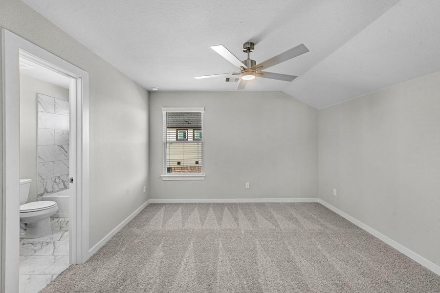 Spacious, unfurnished interior of a new home in Briarwood Crossing, Rosenberg (Image 32).