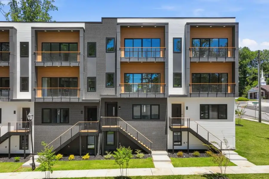 Condo located in Decatur, GA showcasing its design and architecture (Image 3).