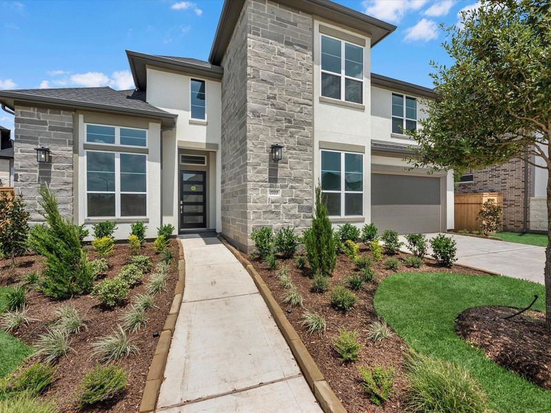 Exterior details and patio area of a home in Sienna 60’, Missouri City (Image 3).