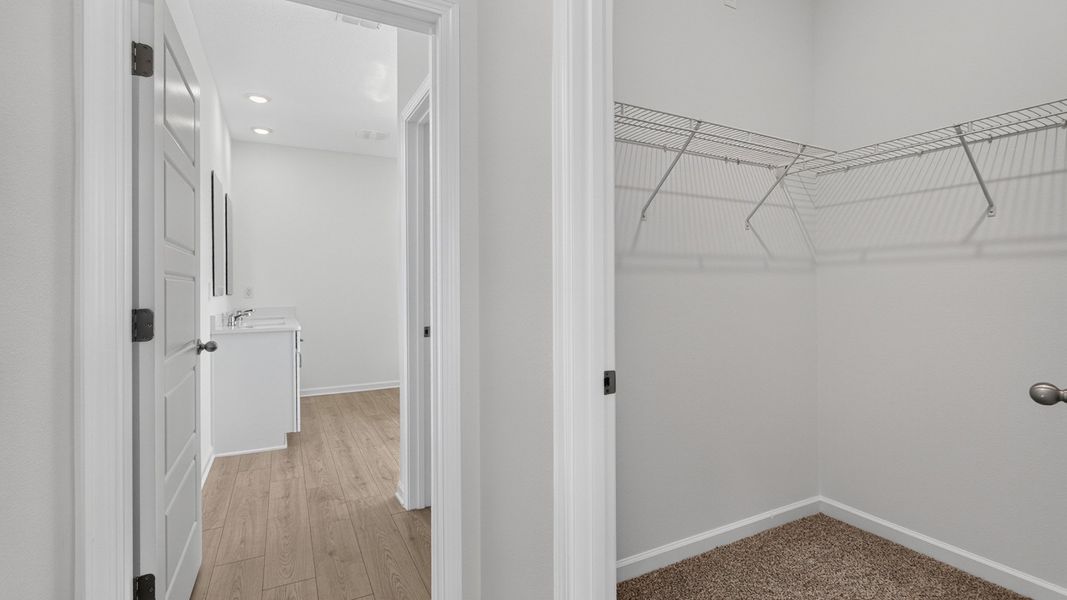 Representative unfurnished interior of a home built from the Alden by D.R. Horton in Broward Key, Jacksonville (Image 18).