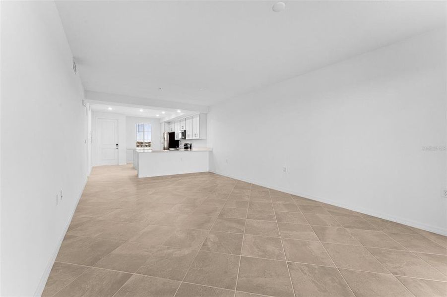 Spacious, unfurnished interior of a new home in Heritage Landing: Veranda Condominiums, Punta Gorda (Image 44).